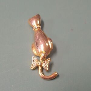 Gold Tone Metal Cat Brooch with Bow movable Tail Clear Rhinestone Cottagecore